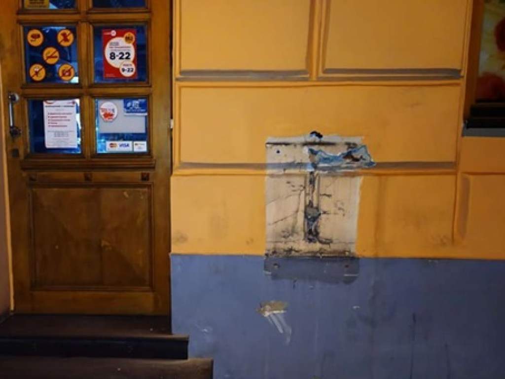 Пассажир и таксист во Львове похитили платежный терминал