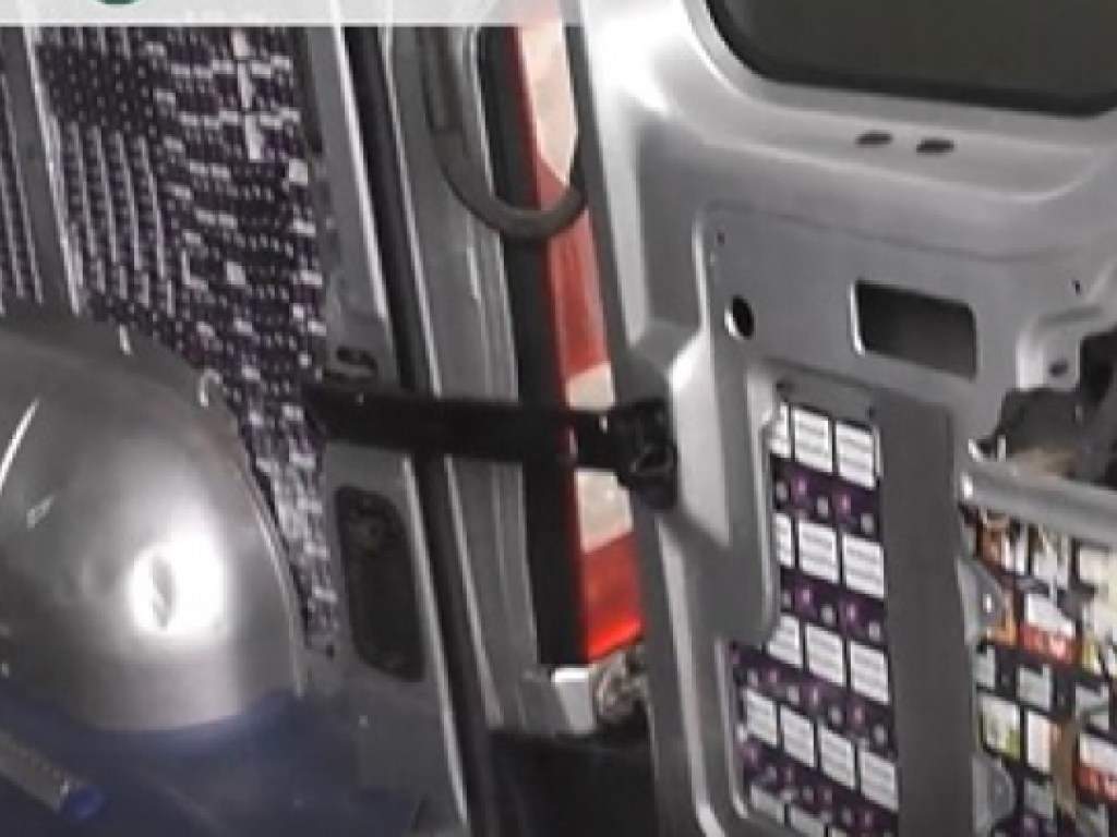 В двух украинских микроавтобусах  венгерские таможенники нашли 8000 пачек контрабандных сигарет