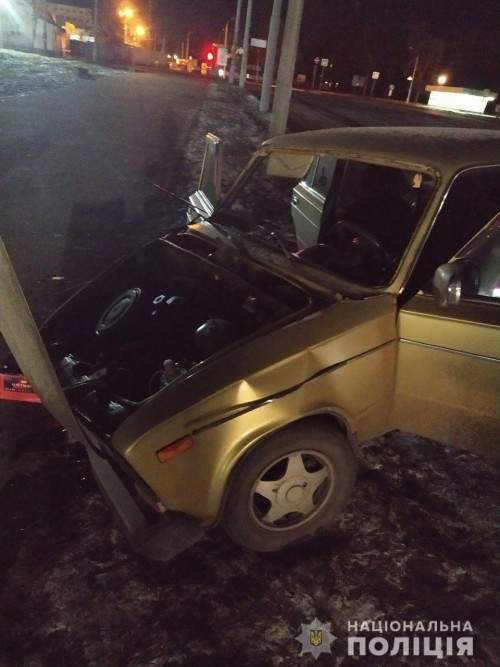 23-летний пьяный харьковчанин украл автомобиль и врезался в столб (ФОТО)