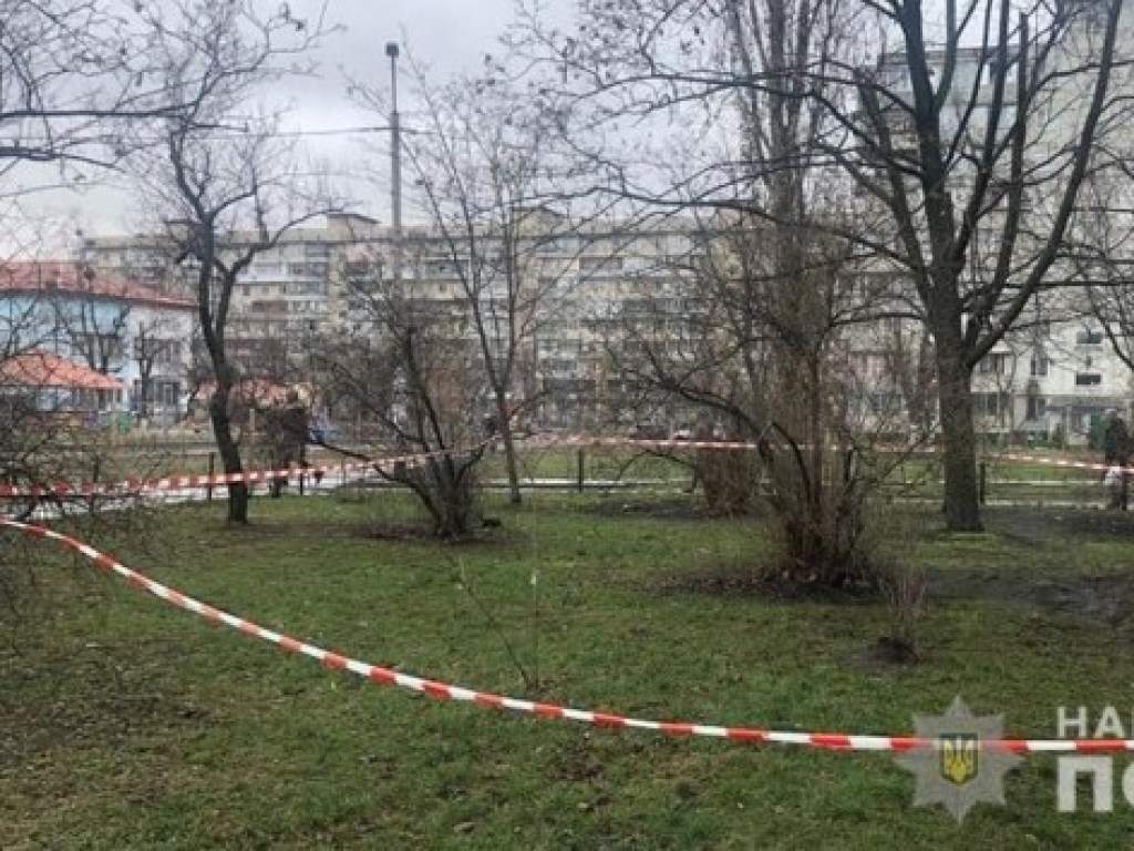 В Киеве в подвале  были обнаружены тела троих мужчин, которые сидели за столом