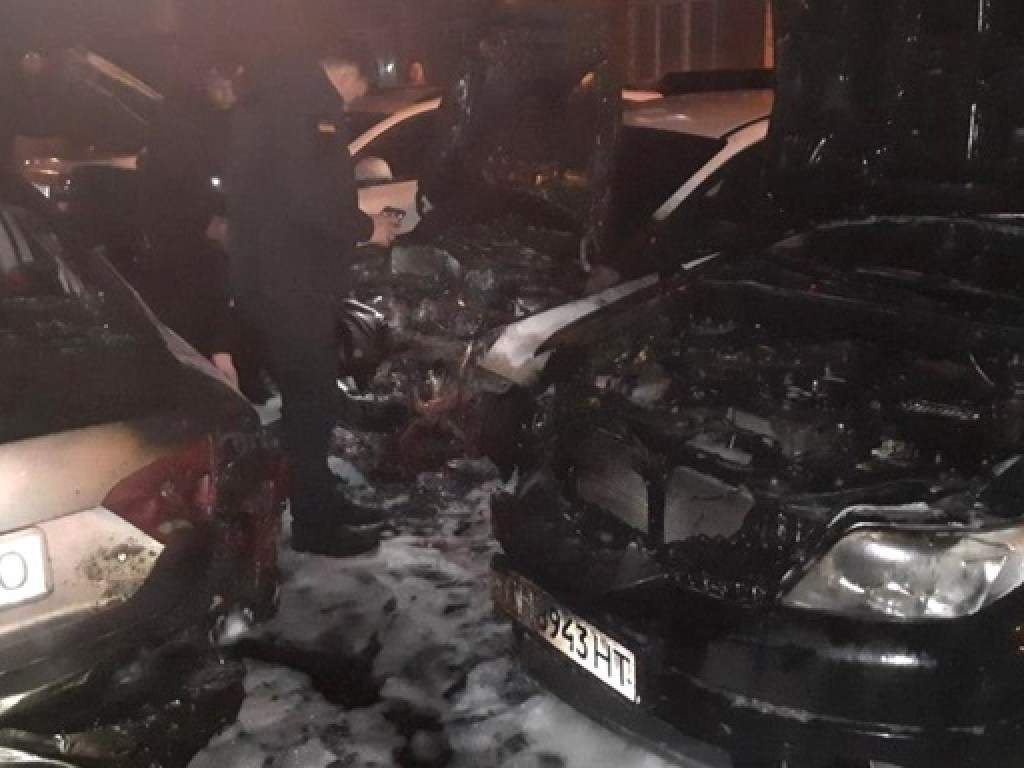 В Одессе на парковке сгорели четыре автомобиля (ФОТО)