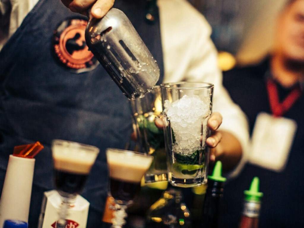 В Москве бармен сломал клиенту шею, когда подавал ему заказанный коктейль