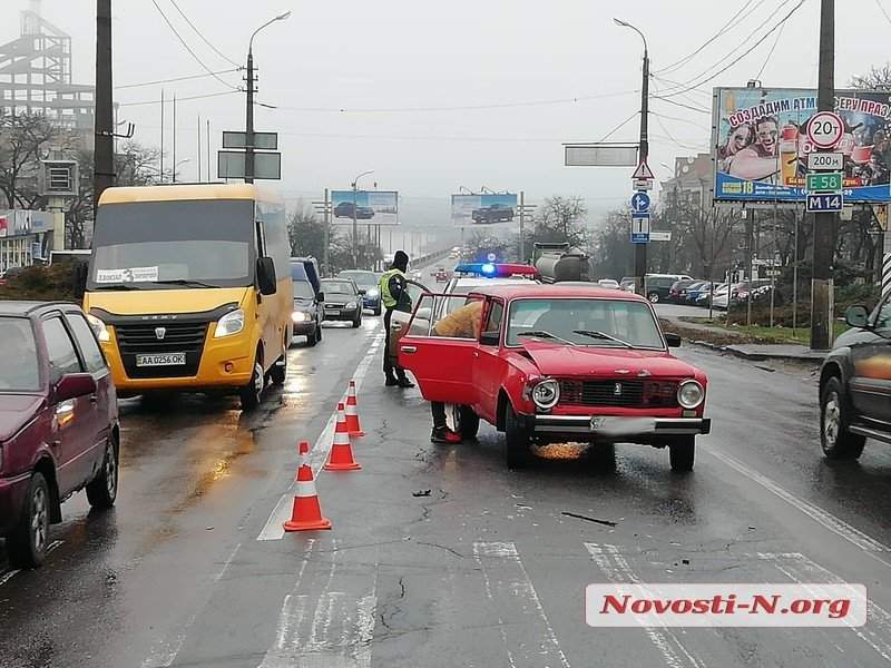 Возле воинской части в Николаеве не поделили дорогу два автомобиля (ФОТО)