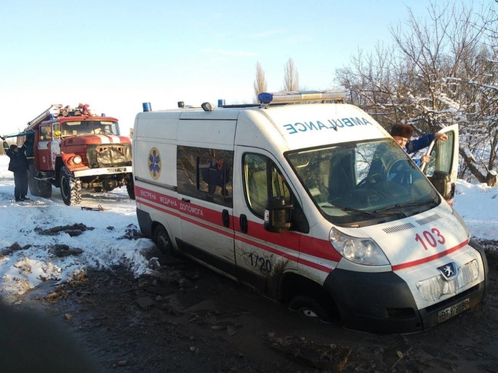 Херсонскую область засыпало снегом: спасатели откопали из заносов 39 автомобилей (ФОТО)
