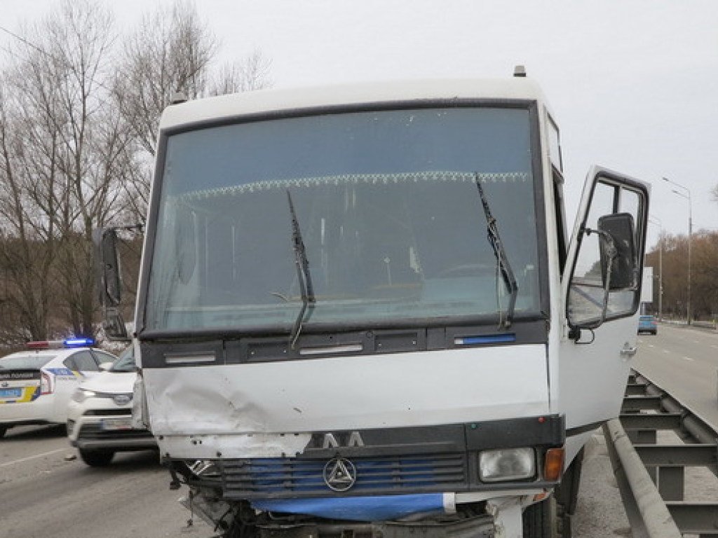 В Киеве маршрутка с пассажирами протаранила такси (ФОТО)