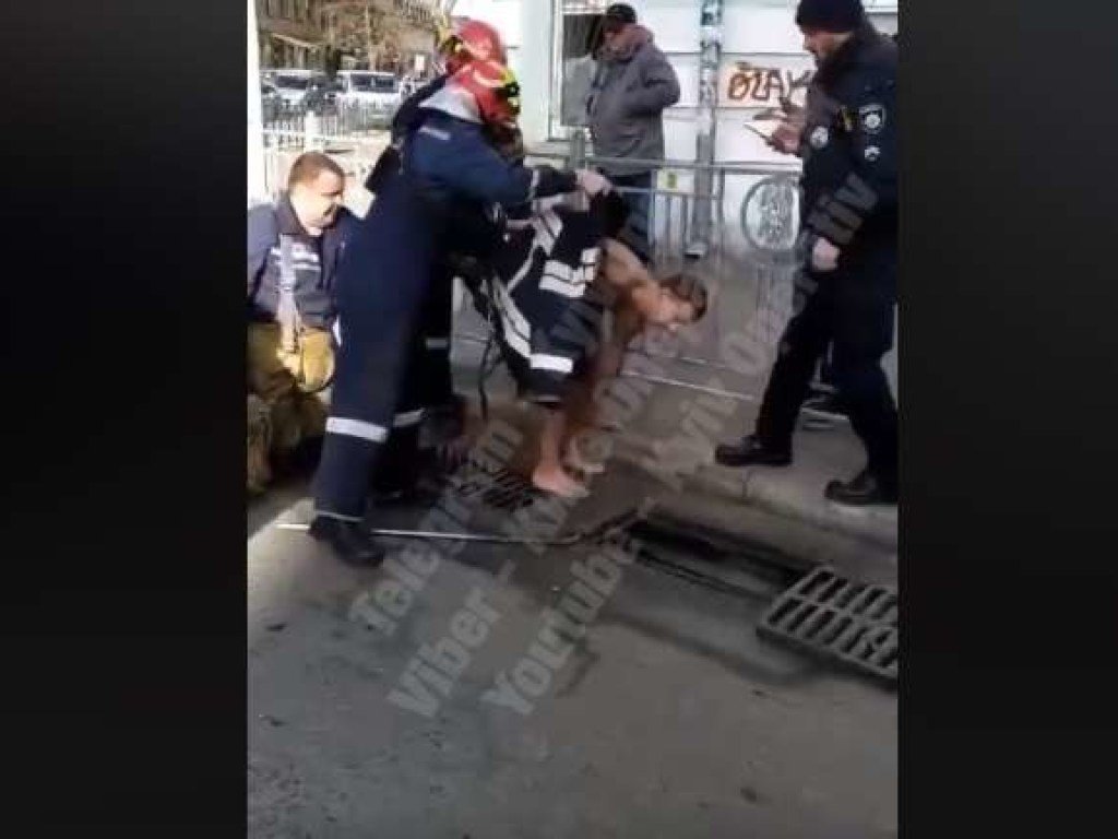 В Киеве спасатели достали из ливневой канализации молодого мужчину(ВИДЕО)