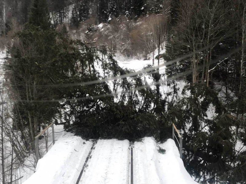 Из-за ухудшения погоды в Львовской области повреждена часть ж/д инфраструктуры, что повлекло задержку движения поездов