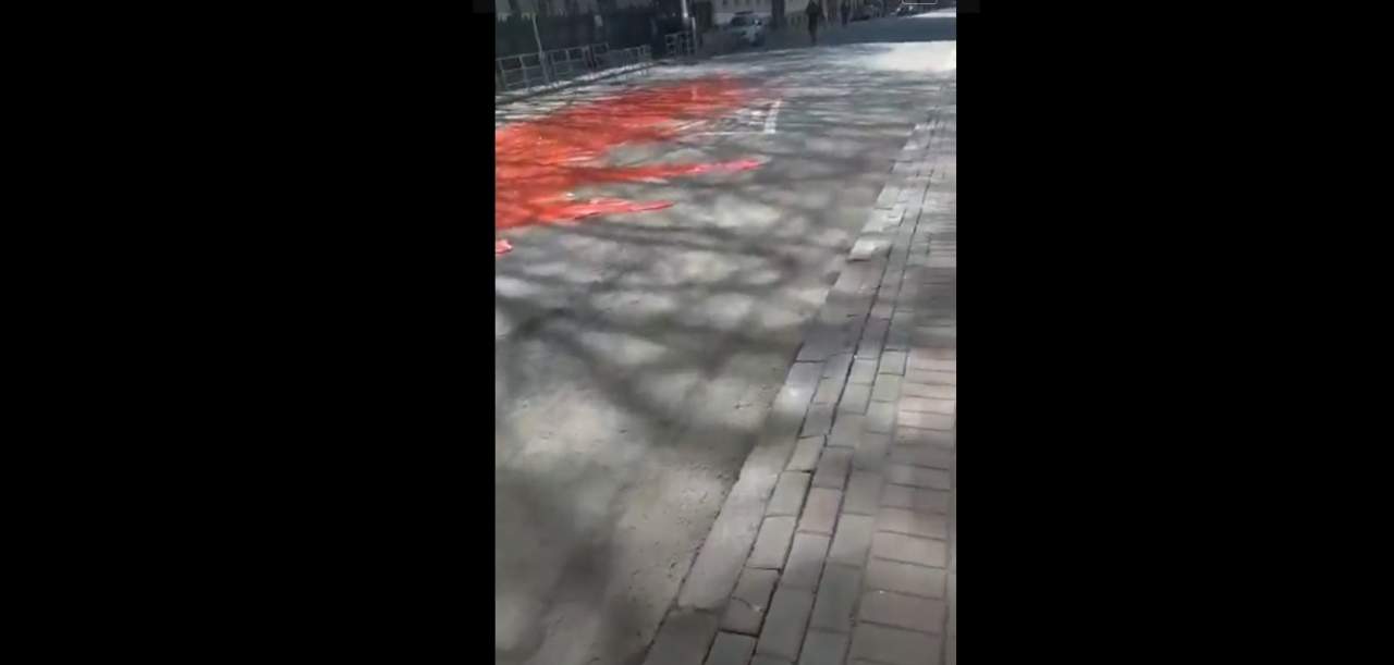 В Москве площадь возле украинского посольства залили красной краской