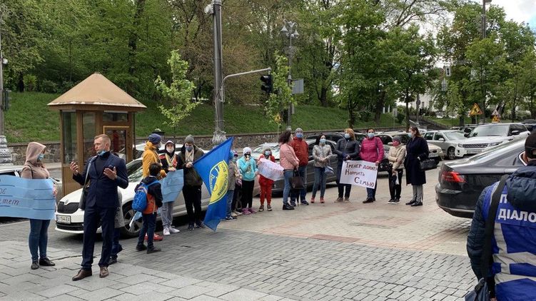 Под Кабмином  протест развернули воспитанники школы олимпийского резерва и их родители