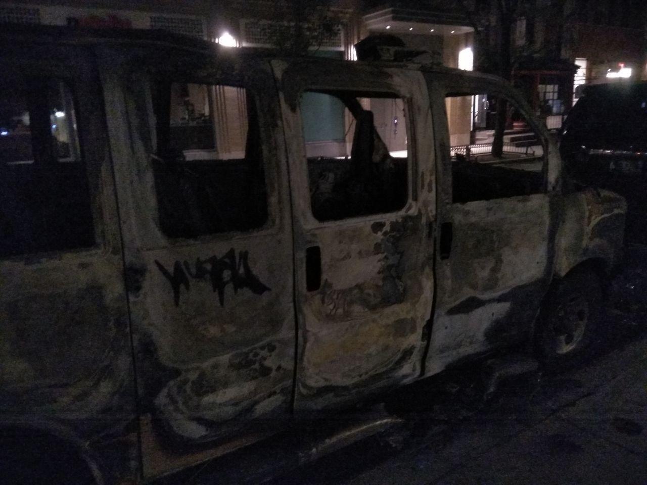 Протест  в США: посреди Нью-Йорка стоят разбитые и сожженные автомобили полиции