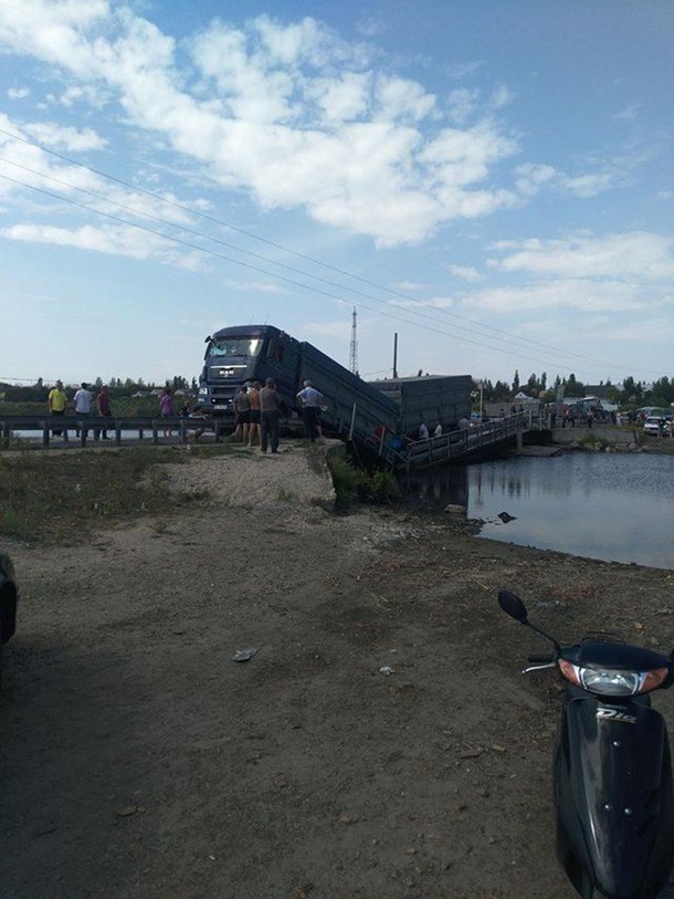 В Николаевской области под фурой обвалился мост