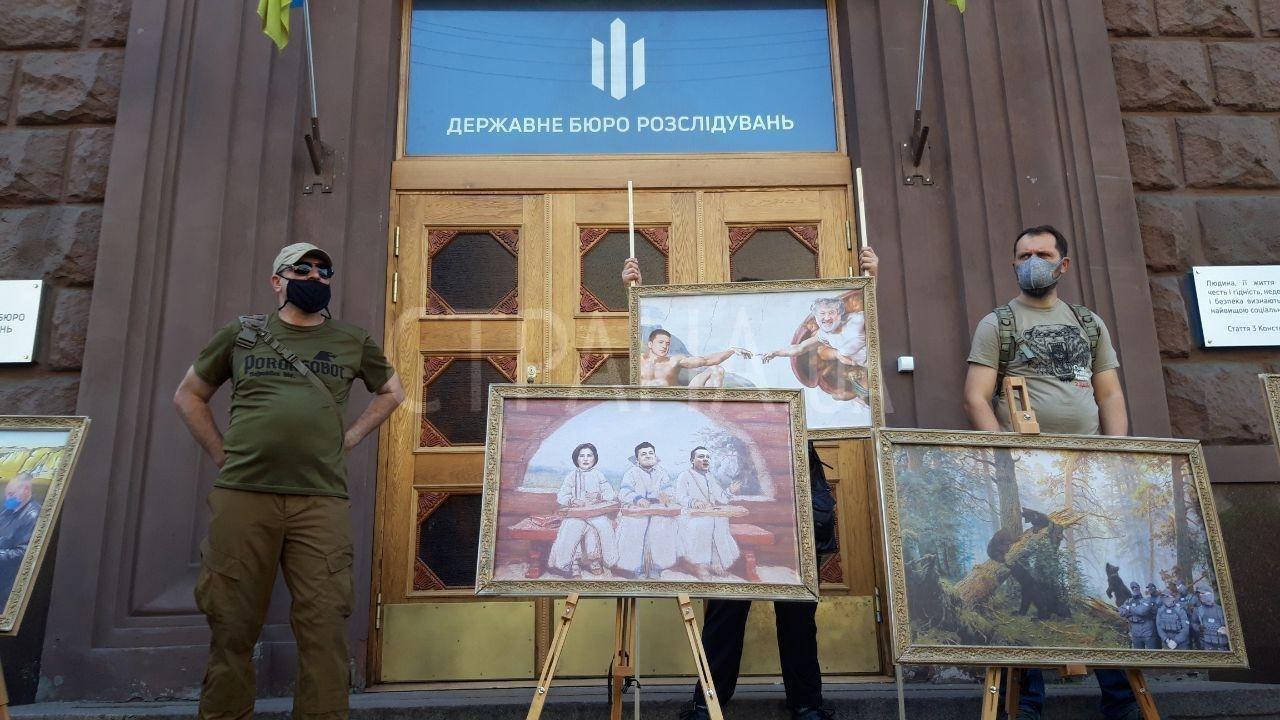 Допрос Порошенко: сторонники экс-президента принесли под ГБР картины