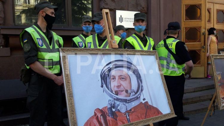 Допрос Порошенко: сторонники экс-президента принесли под ГБР картины