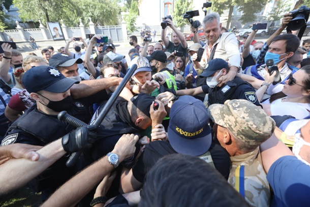 Возле здания парламента произошла драка между протестующими против законопроекта о языке и полицейскими