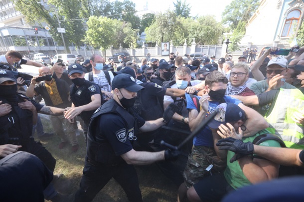 Возле здания парламента произошла драка между протестующими против законопроекта о языке и полицейскими