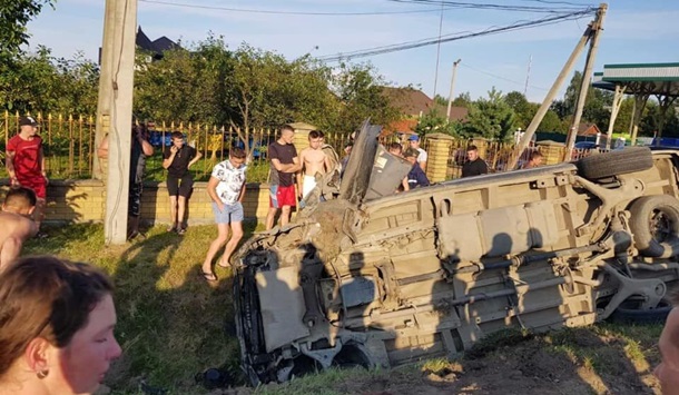 В  Ивано-Франковской области столкнулись микроавтобус и легковой автомобиль, погибли три человека
