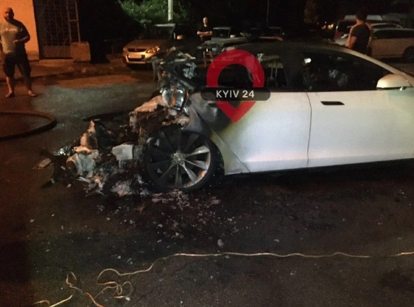 В Киеве автомобиль Tesla Богдана сгорел