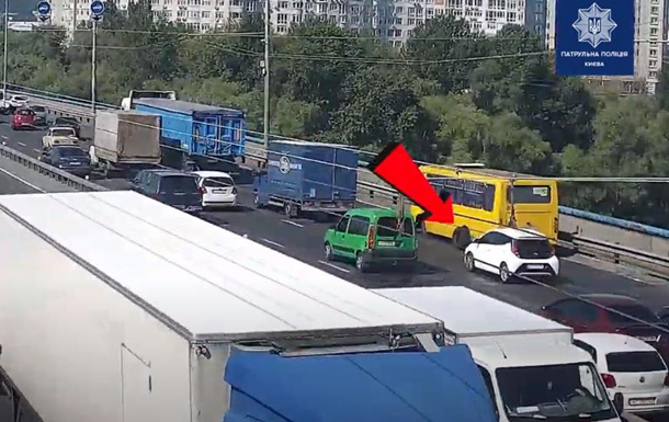 В Киеве на Северном мосту у маршрутки поломалась ось и вылетели колеса