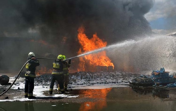 Пожар в Днепре: огонь уничтожил грузовой, легковой автомобили и катер