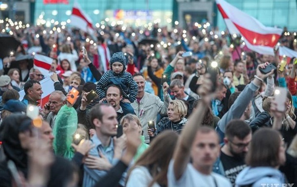 Сторонники оппозиции снова собирались на площади Независимости в Минске
