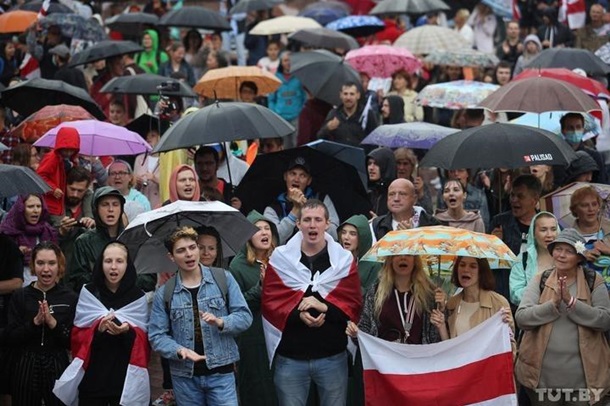 Сторонники оппозиции снова собирались на площади Независимости в Минске