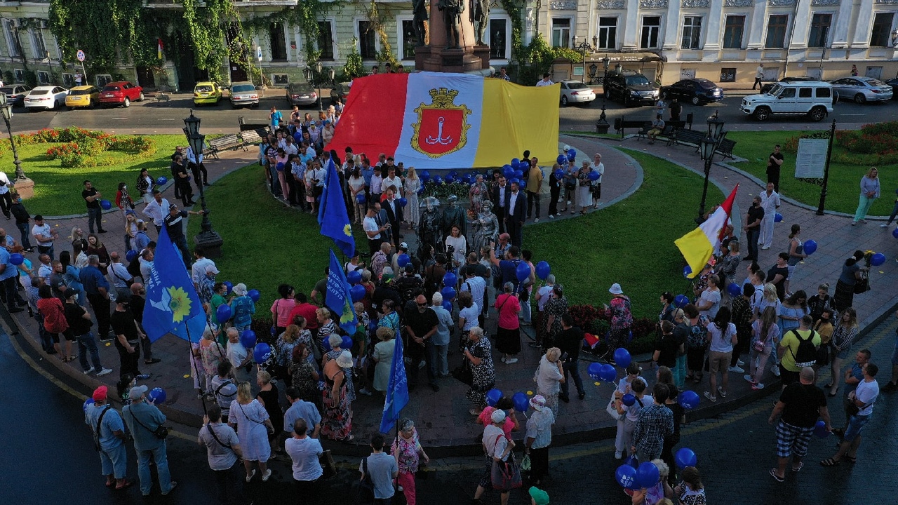 ОПЗЖ развернуло огромный флаг Одессы на Потемкинской лестнице