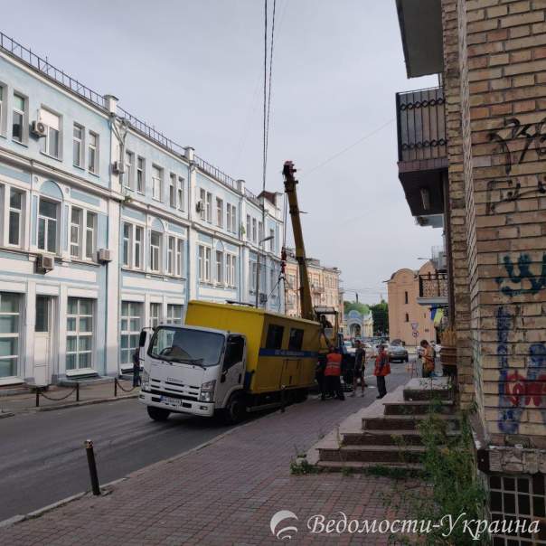 На Подоле провалилась в асфальт машина "Водоканала"