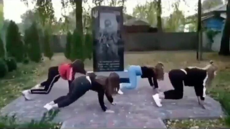 В Черниговской области четыре девочки-подростка станцевали тверк у памятника АТОшникам