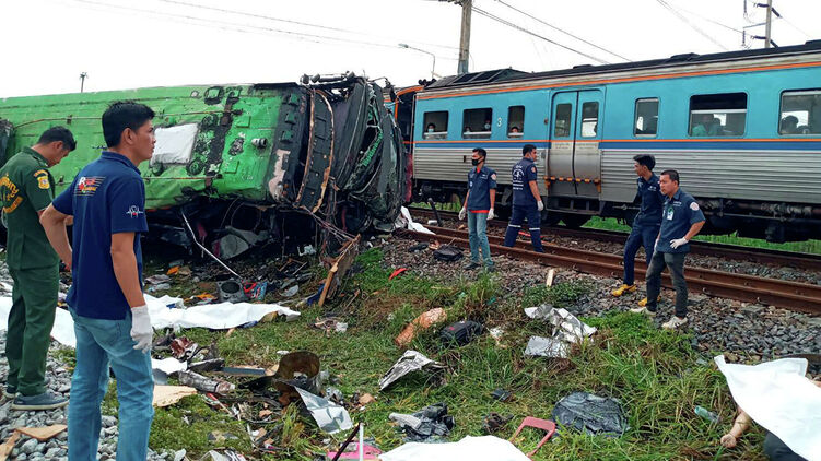 Таиланде произошло жуткое ДТП: поезд  протаранил автобус