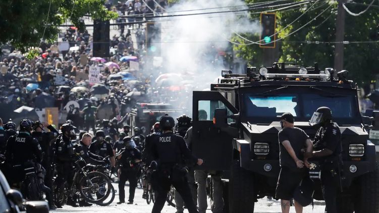 Новая волна протестов в США: полиция применила слезоточивый газ