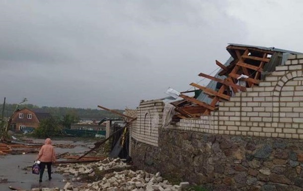 В Кропивницком ураган сорвал крыши с домов, разбил заборы, повредил стены и линии электропередач