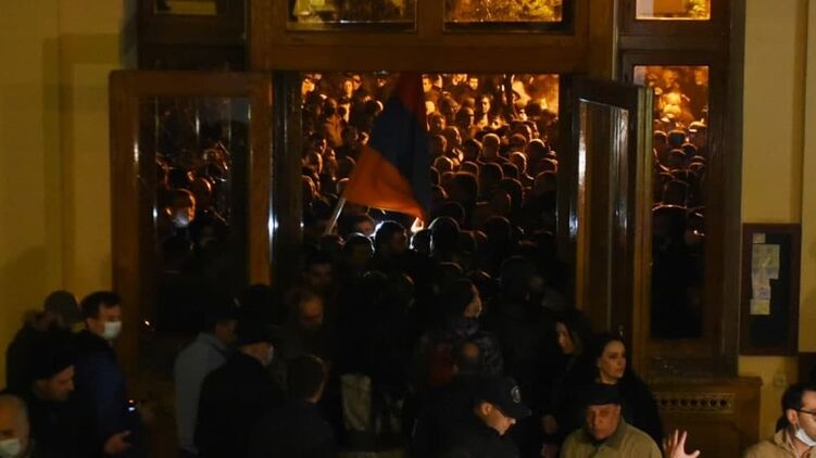 После подписания перемирия в Нагорном Карабахе в Армении вспыхнули масштабные беспорядки