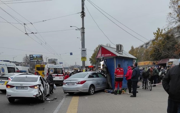 В Киеве авто влетело в остановку, погибла женщина