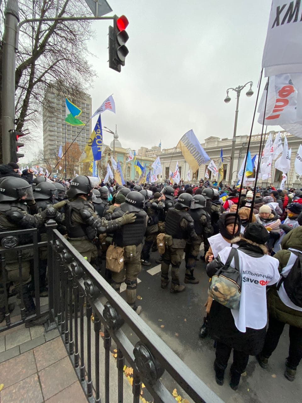 Протест ФОПов: предприниматели начали перекрывать проходы к зданию Рады