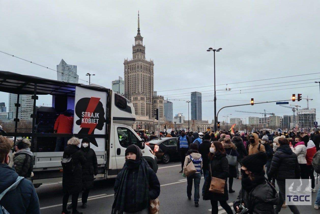 В Польше феминистки вышли бастовать