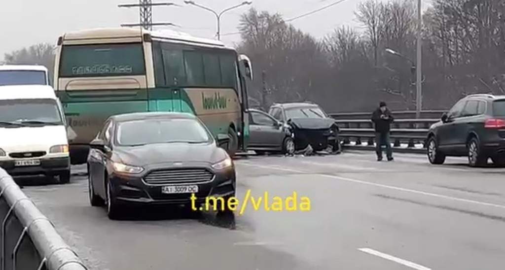 На Киевщине масштабное ДТП: столкнулось девять транспортных средств (ВИДЕО)