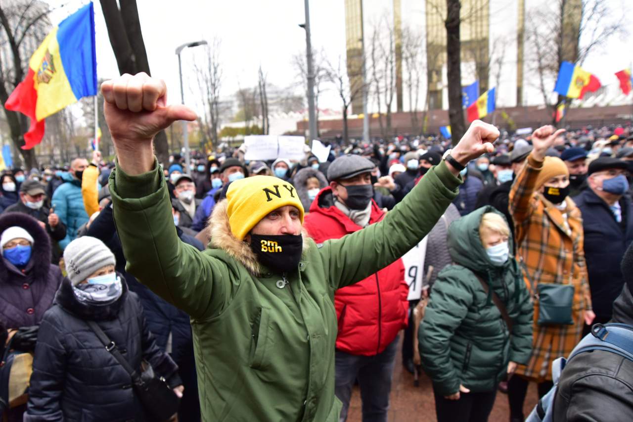 В Молдове проходит массовый протест из-за урезания полномочий Санду