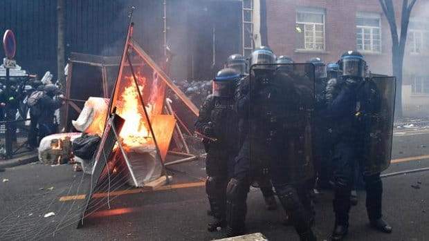 В Париже акции протеста перешли в столкновения с полицией(ВИДЕО)