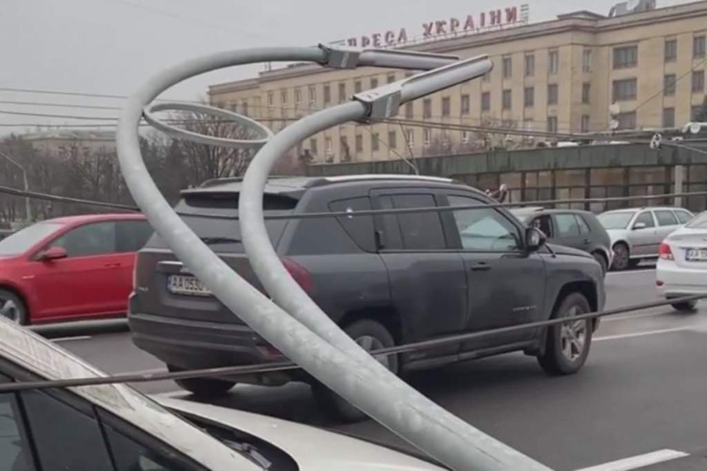 В столице на Шулявский мост обрушился столб (ВИДЕО)