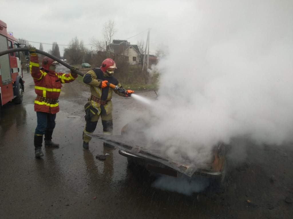 В Ужгороде полностью сгорела легковая машина (ФОТО)