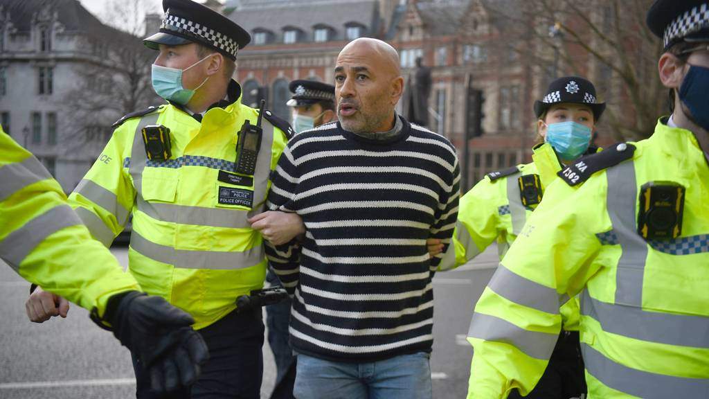 Локдаун в Лондоне: идут ужесточенные задержания противников (ВИДЕО)