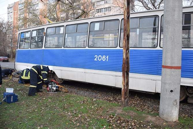 В Николаеве мужчина попал под трамвай (ВИДЕО)