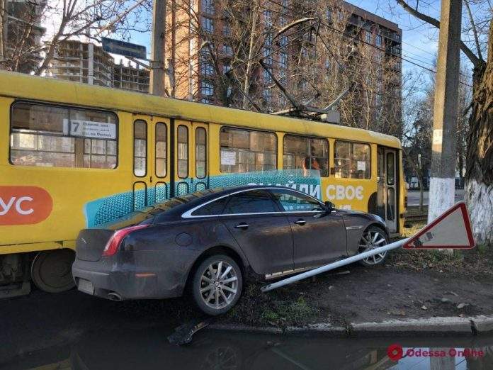 Авария в Одессе: авто врезалось в переполненный трамвай