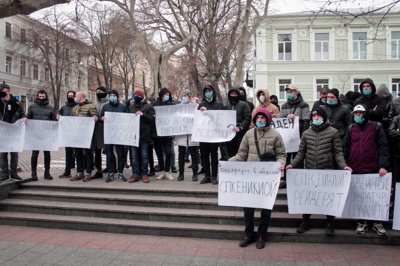 Рейдерский захват на юге области: одесским прокурорам пригрозили массовым Майданом (фоторепортаж)