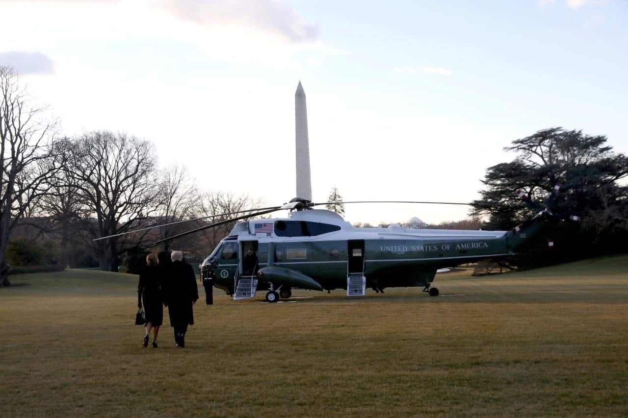 Трамп совместно с женой покинул Белый дом