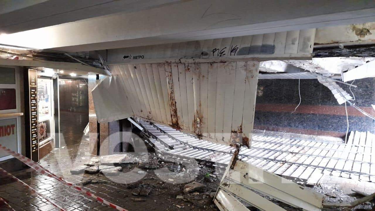 В столичном подземном переходе обрушилась крыша (ФОТО)