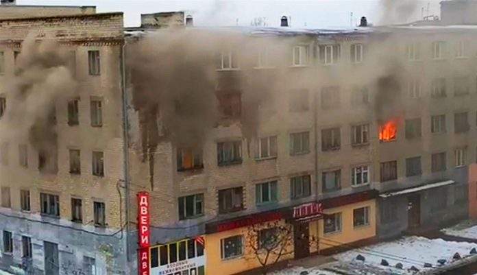 В Павлограде загорелось общежитие: людей срочно эвакуировали (ВИДЕО)