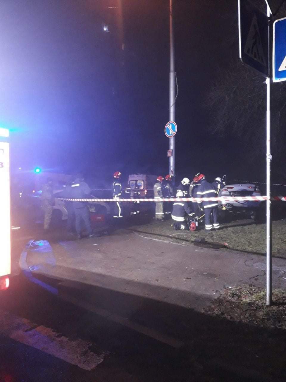 Авария в Киеве: авто врезалось в столб - водитель госпитализирован