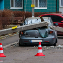 В Днепре столб обрушился на автомобиль: никто не пострадал