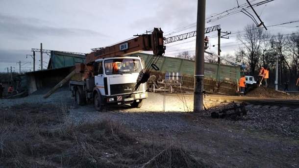 Авария под Днепром: вагоны поезда сошли с рельсов (ФОТО)